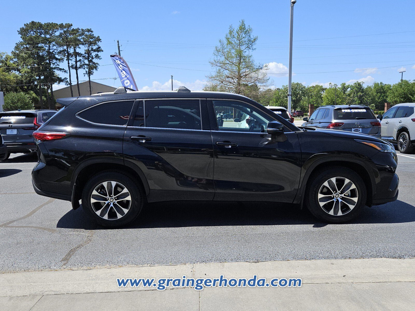Used 2022 Toyota Highlander XLE image 6