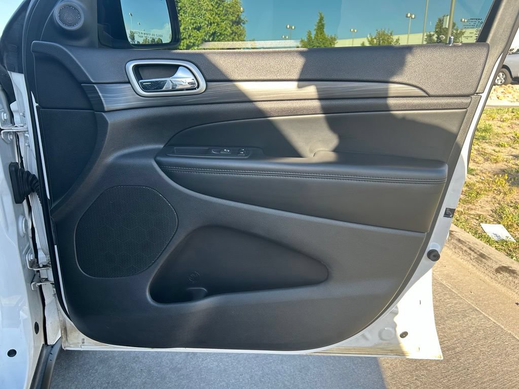 Used 2019 Jeep Grand Cherokee Laredo AWD/4WD image 29