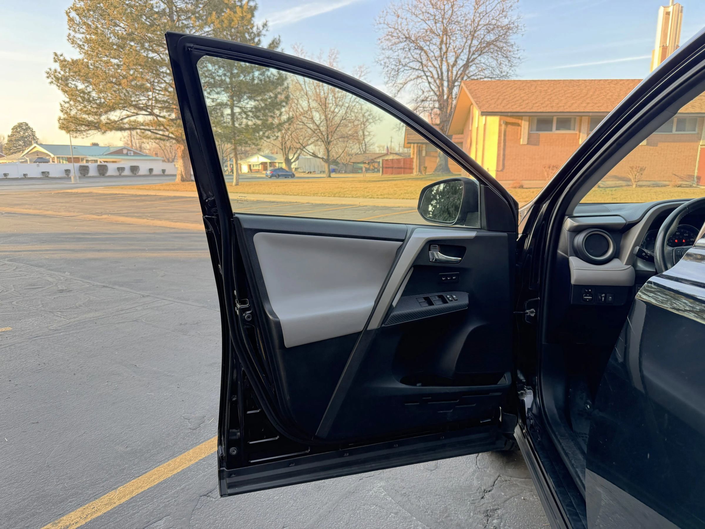 Used 2015 Toyota RAV4 Limited image 13