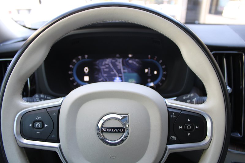 Used 2022 Volvo XC60 B5 Momentum image 15