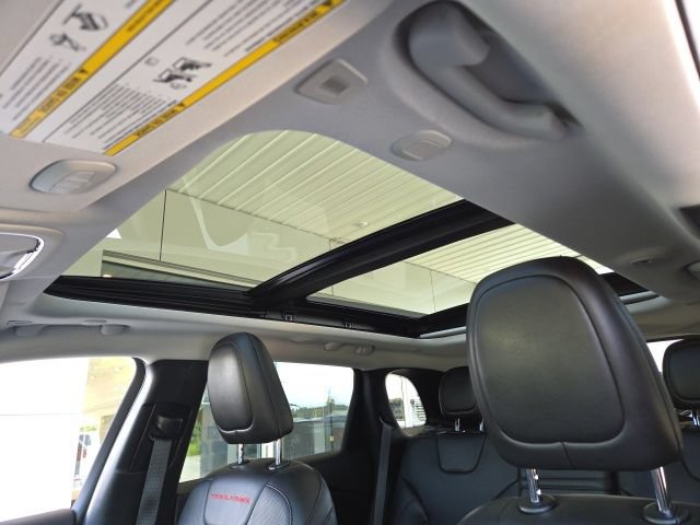 Used 2019 Jeep Cherokee Trailhawk AWD/4WD image 7