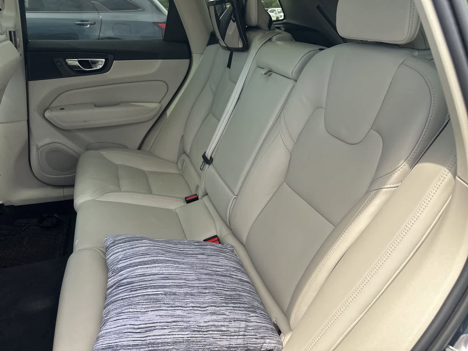Used 2023 Volvo XC60 B5 Ultimate w/ Climate Package FWD image 8