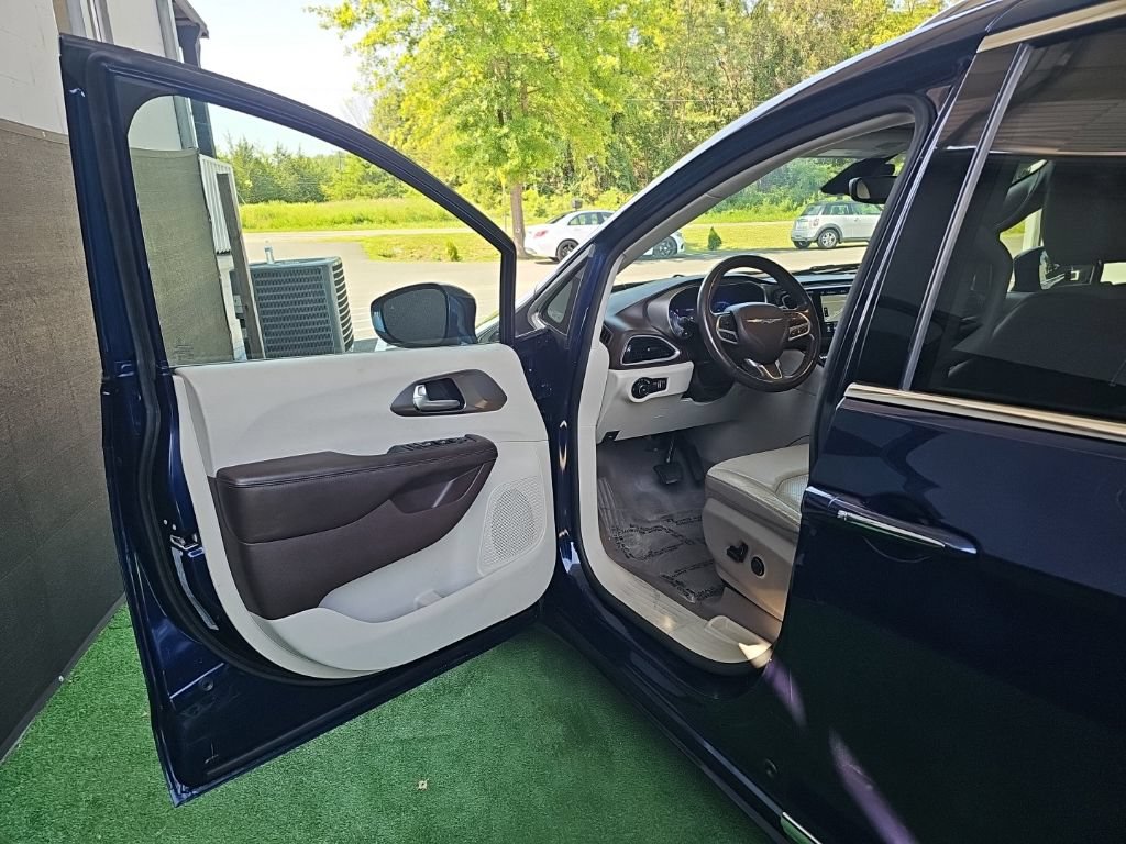 Used 2018 Chrysler Pacifica Touring-L Plus w/ Advanced Safetytec Group FWD image 35