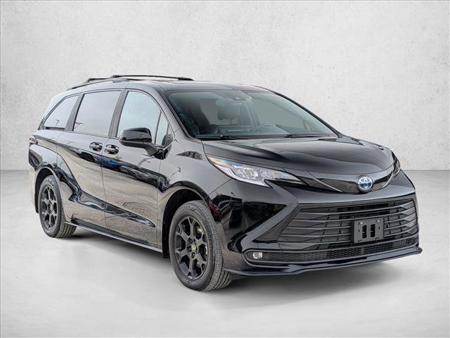 Used 2025 Toyota Sienna XLE Woodland Edition image 3