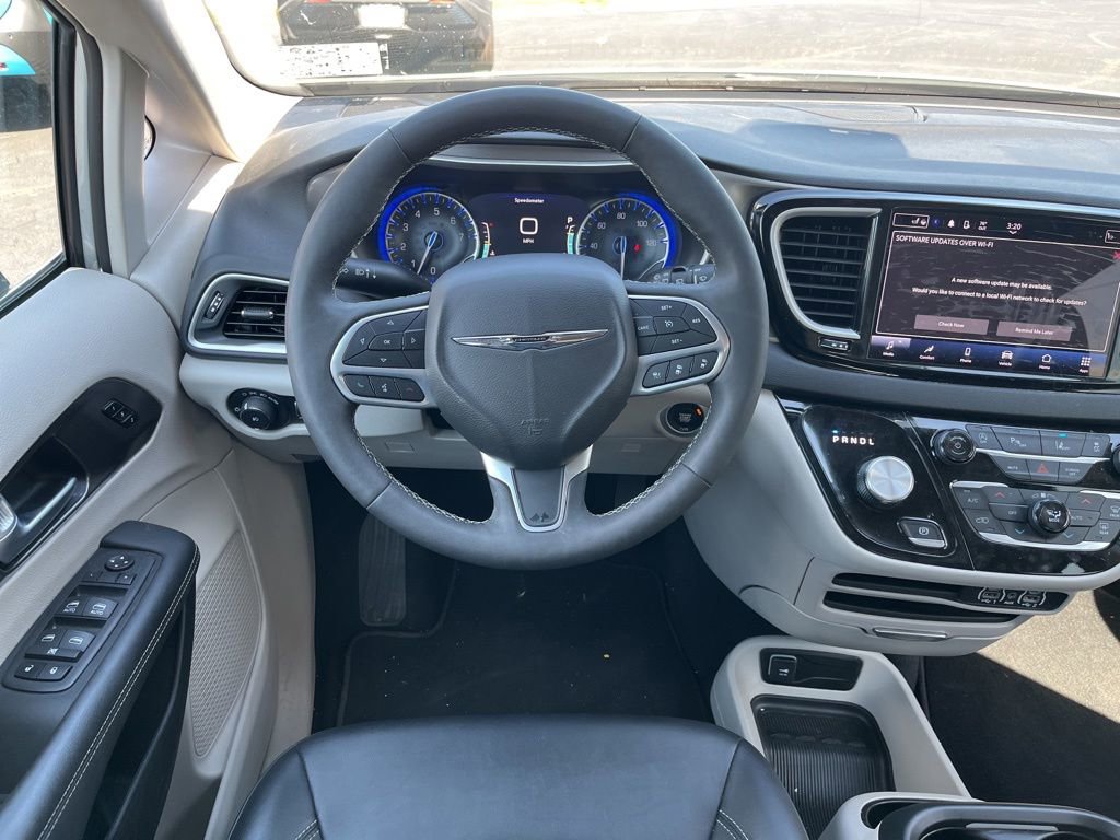 Used 2024 Chrysler Pacifica Touring-L FWD image 25