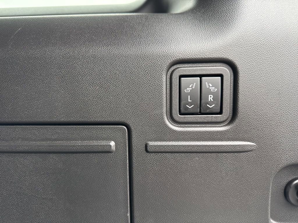 Used 2024 GMC Hummer EV 3X w/ LPO, Illumination Package image 32