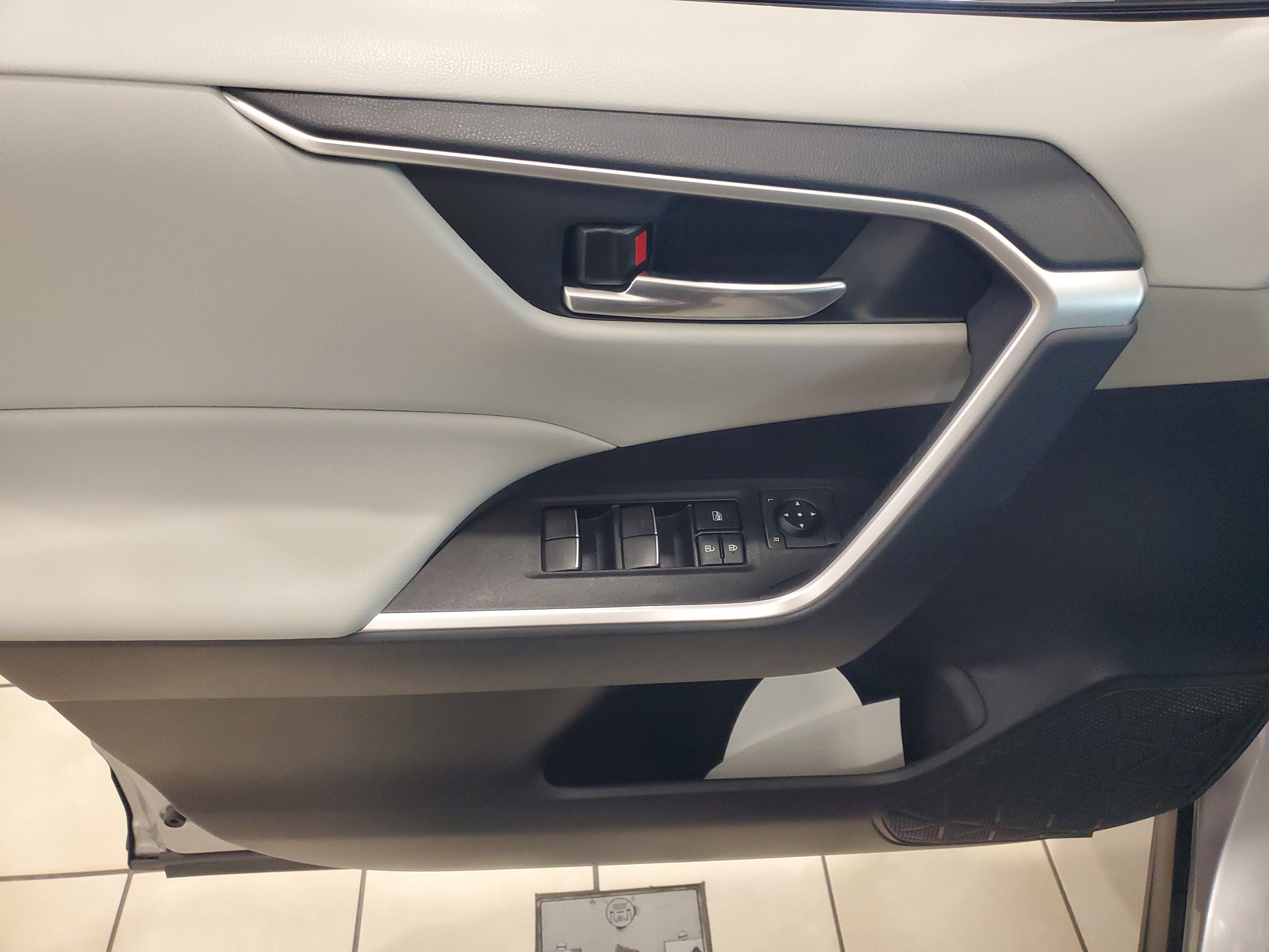 Used 2023 Toyota RAV4 XLE Premium image 17