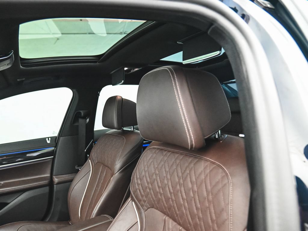 Used 2022 BMW 750i xDrive w/ M Sport Package AWD/4WD image 30