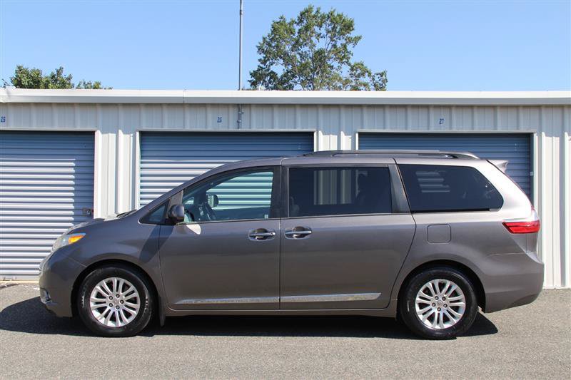 Used 2016 Toyota Sienna XLE w/ XLE Navigation Package FWD image 9