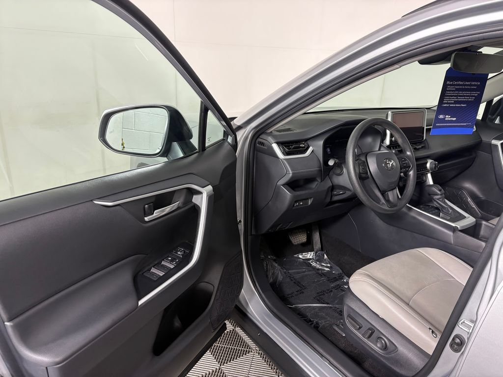 Used 2025 Toyota RAV4 XLE AWD/4WD image 11