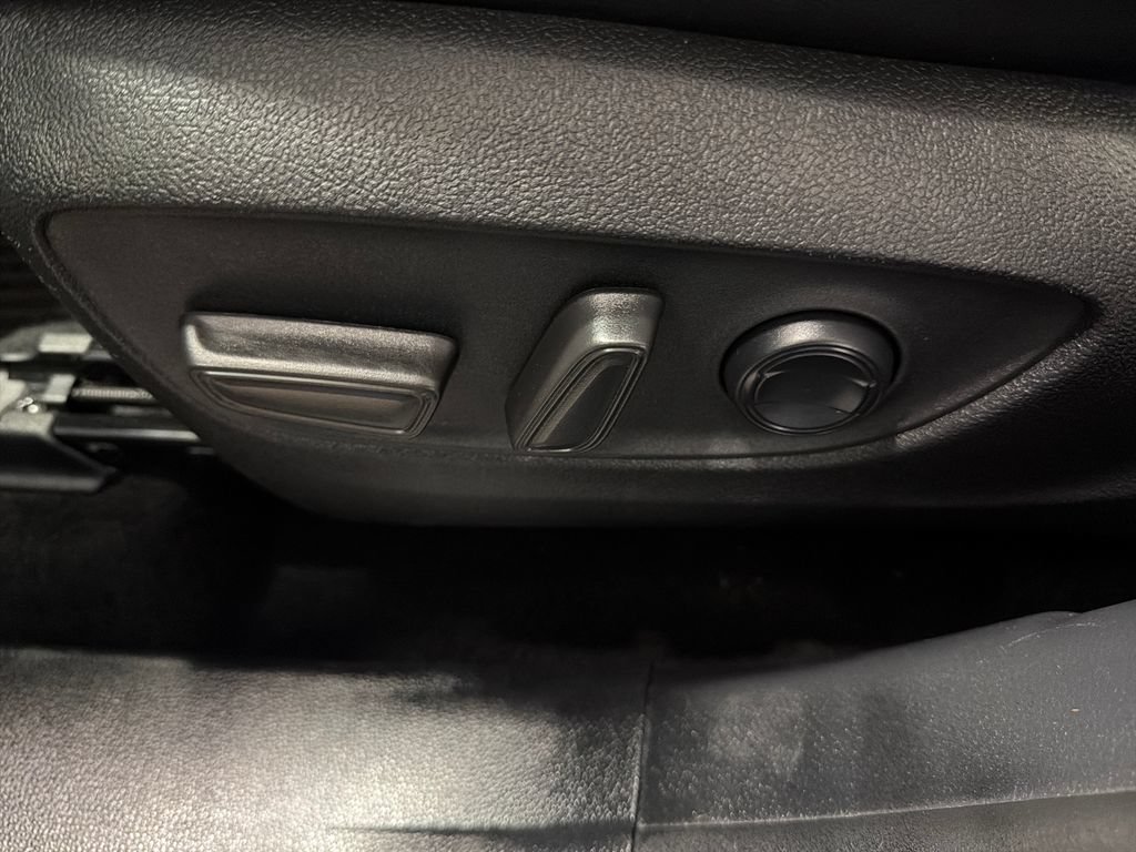 Used 2021 Toyota Highlander XLE AWD/4WD image 26