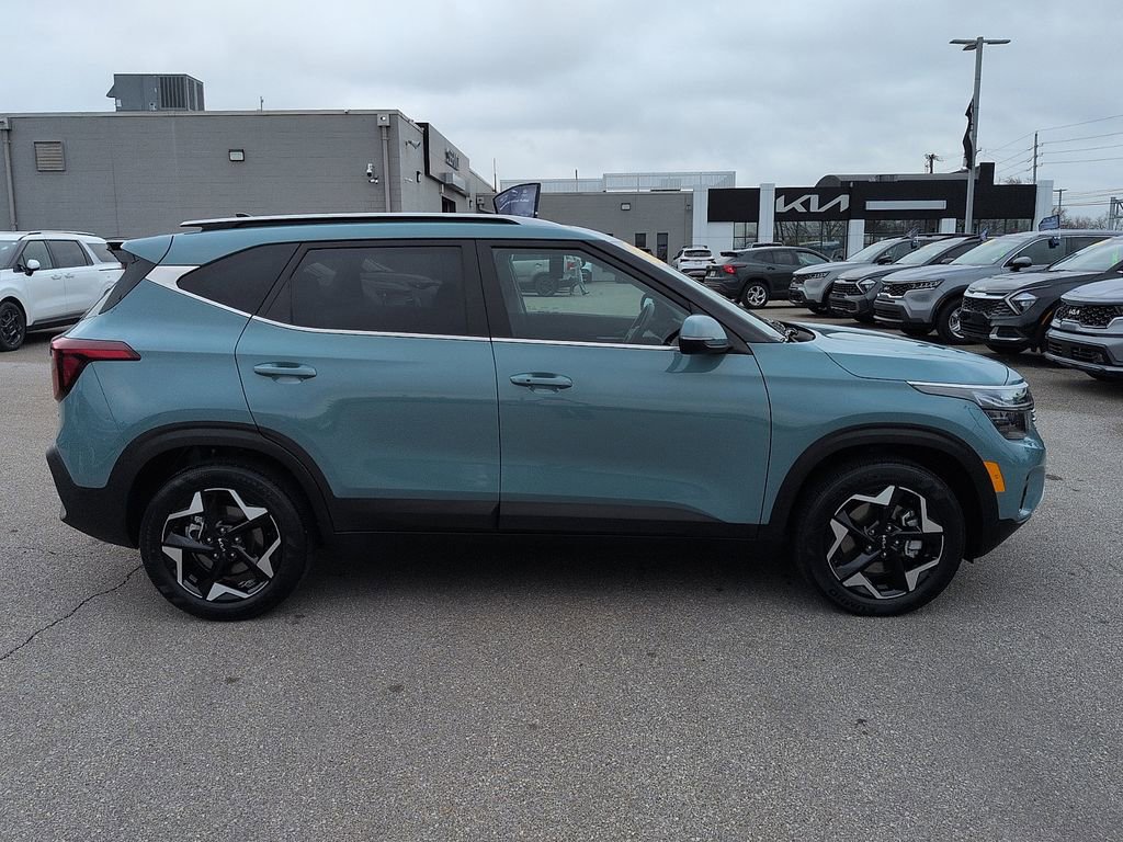 Used 2024 Kia Seltos EX image 2