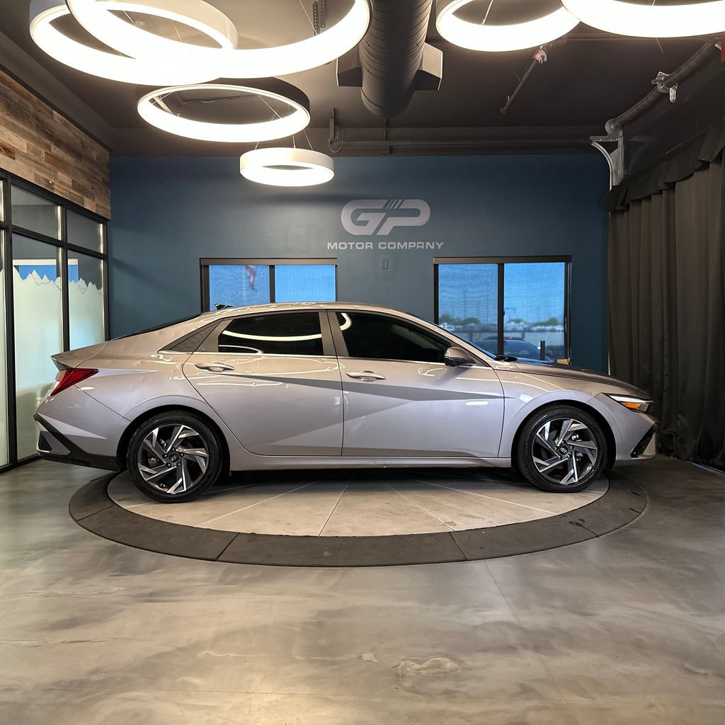 Used 2024 Hyundai Elantra Limited FWD image 2
