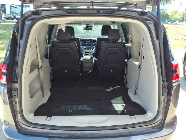 Used 2022 Chrysler Pacifica Touring-L FWD image 19