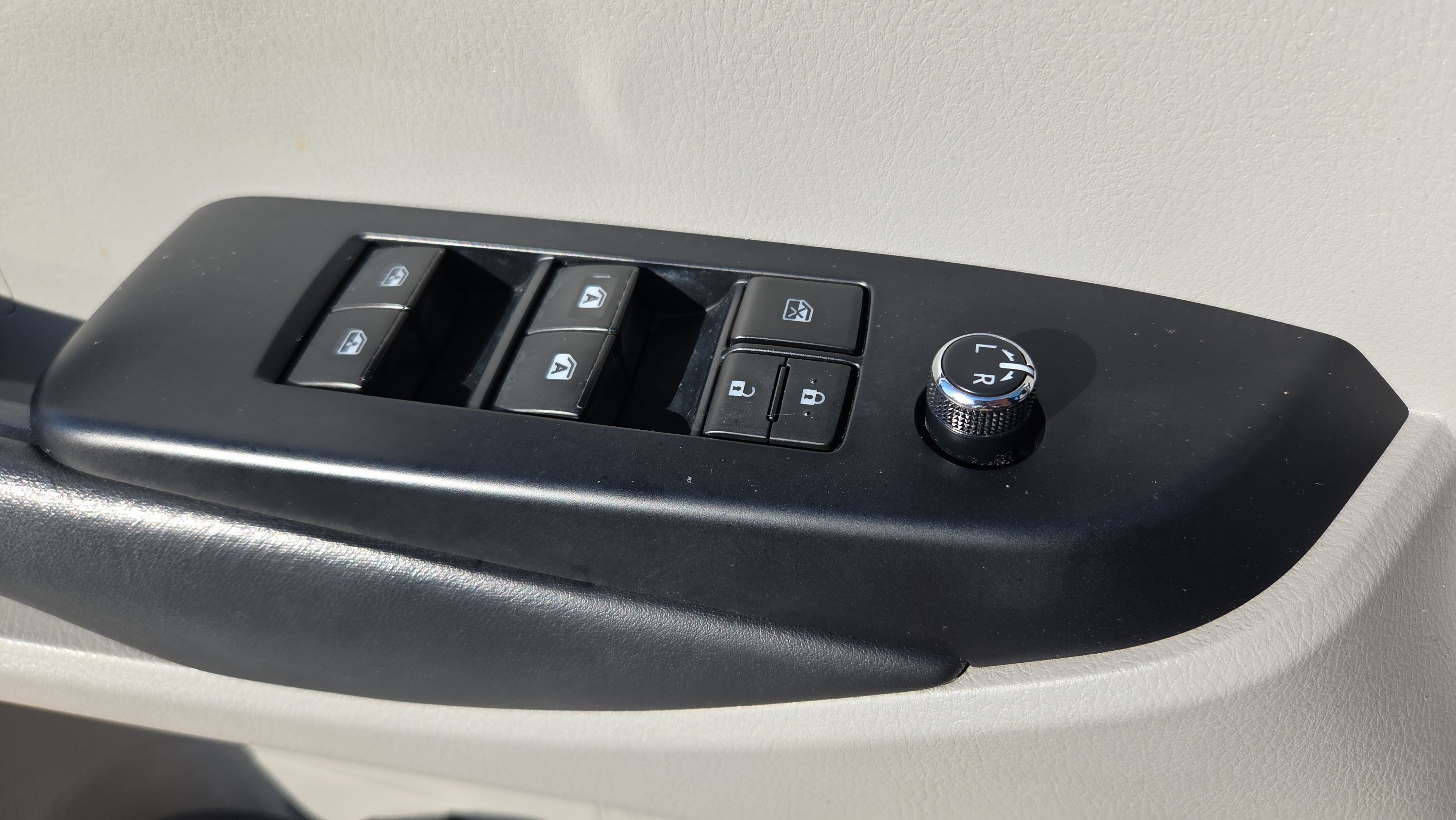 Used 2019 Toyota Highlander Plus FWD image 27