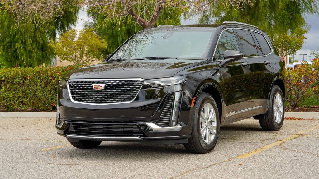 Certified 2025 Cadillac XT6 Luxury image 2