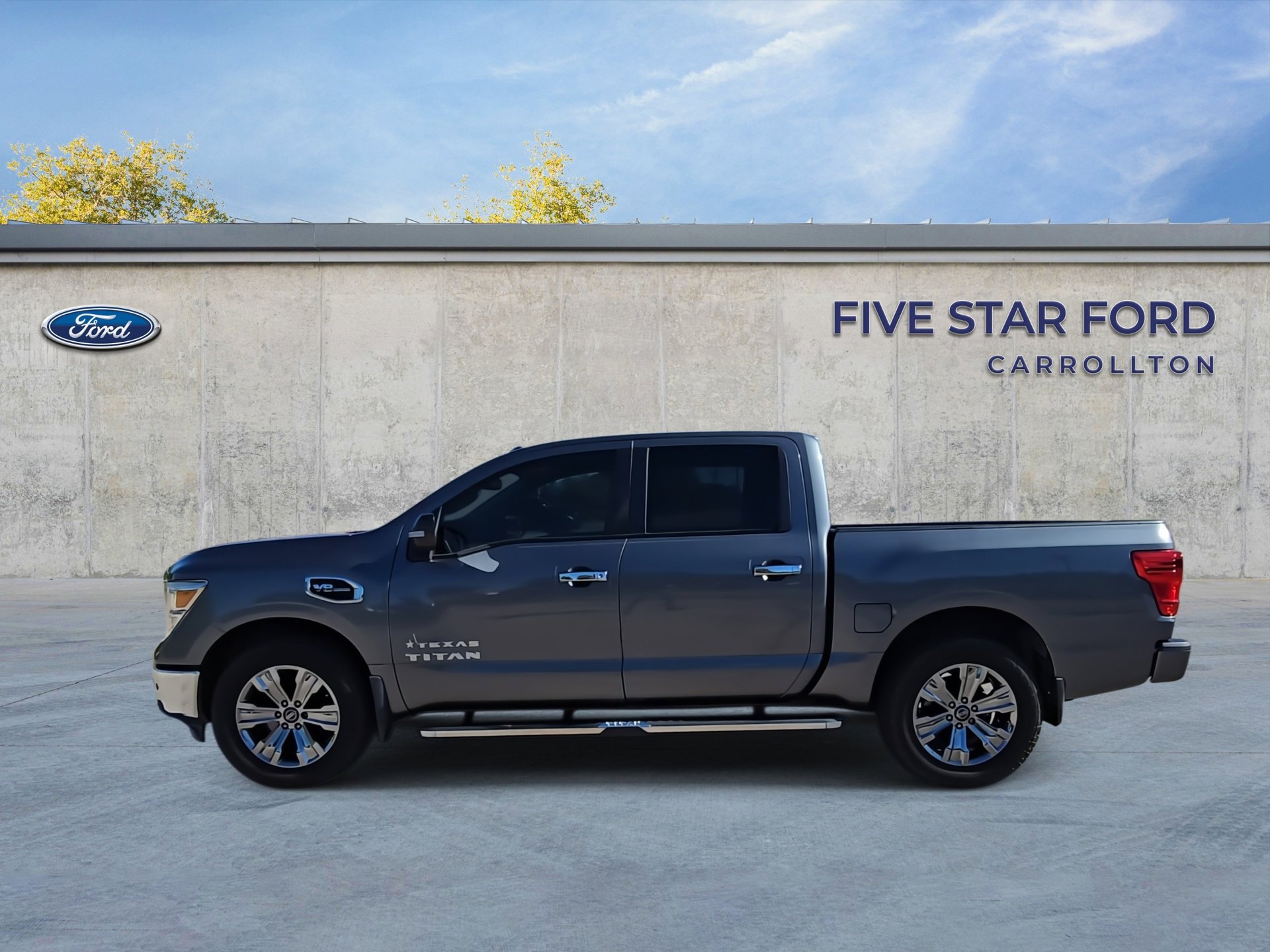 Used 2017 Nissan Titan SV image 5