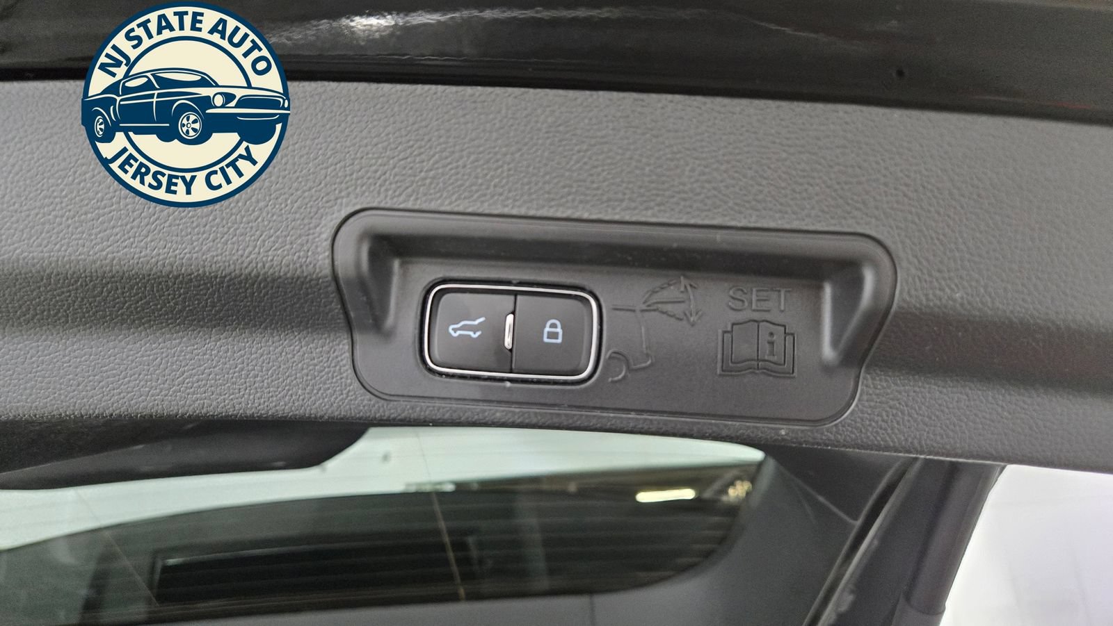 Used 2021 Ford Explorer Limited w/ Equipment Group 301A AWD/4WD image 40