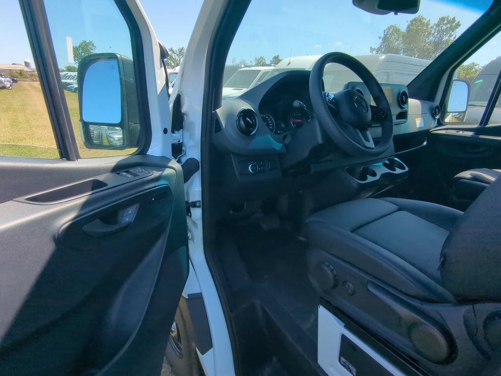 Used 2024 Mercedes-Benz Sprinter 2500 image 3