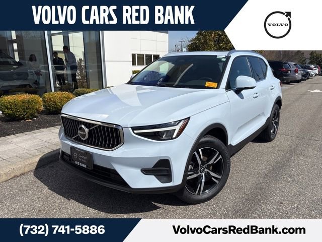 Used 2025 Volvo XC40 B5 Core image 1