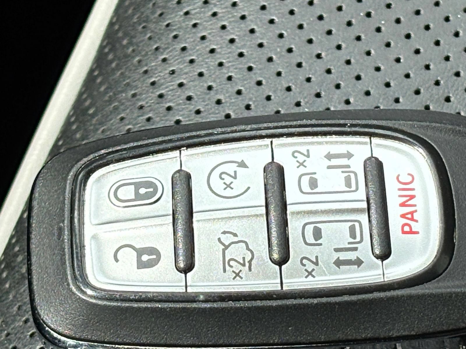 Used 2025 Chrysler Pacifica Limited FWD image 27