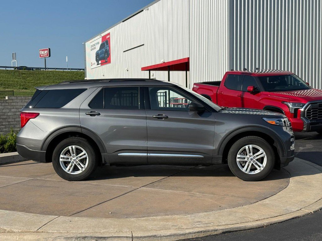 Used 2024 Ford Explorer XLT w/ Equipment Group 202A AWD/4WD image 2
