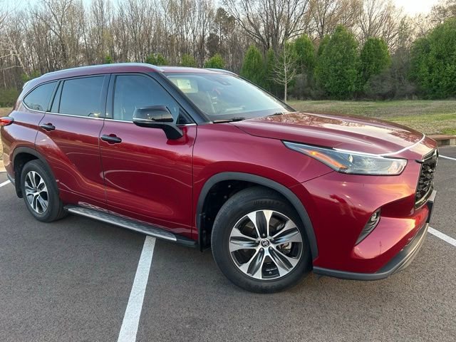 Used 2022 Toyota Highlander XLE image 2