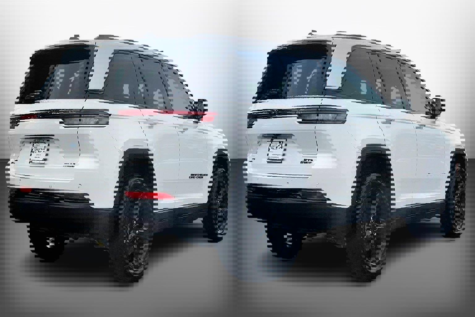 Used 2023 Jeep Grand Cherokee Limited w/ Black Appearance Package image 14