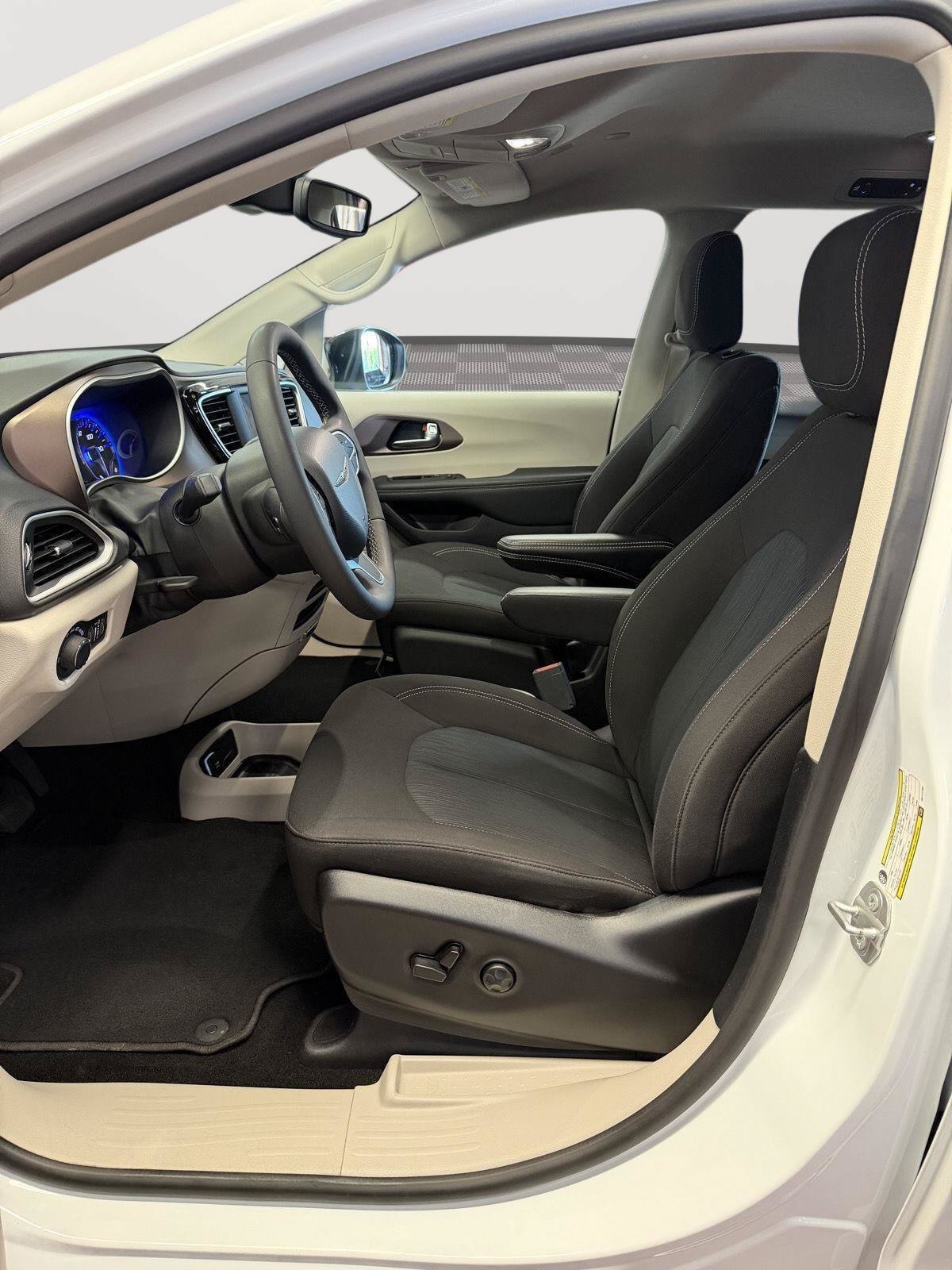 Used 2024 Chrysler Voyager LX FWD image 6