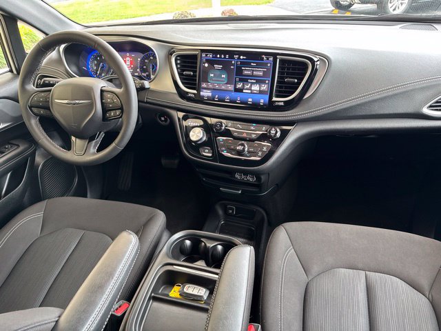 Used 2023 Chrysler Pacifica Touring FWD image 31