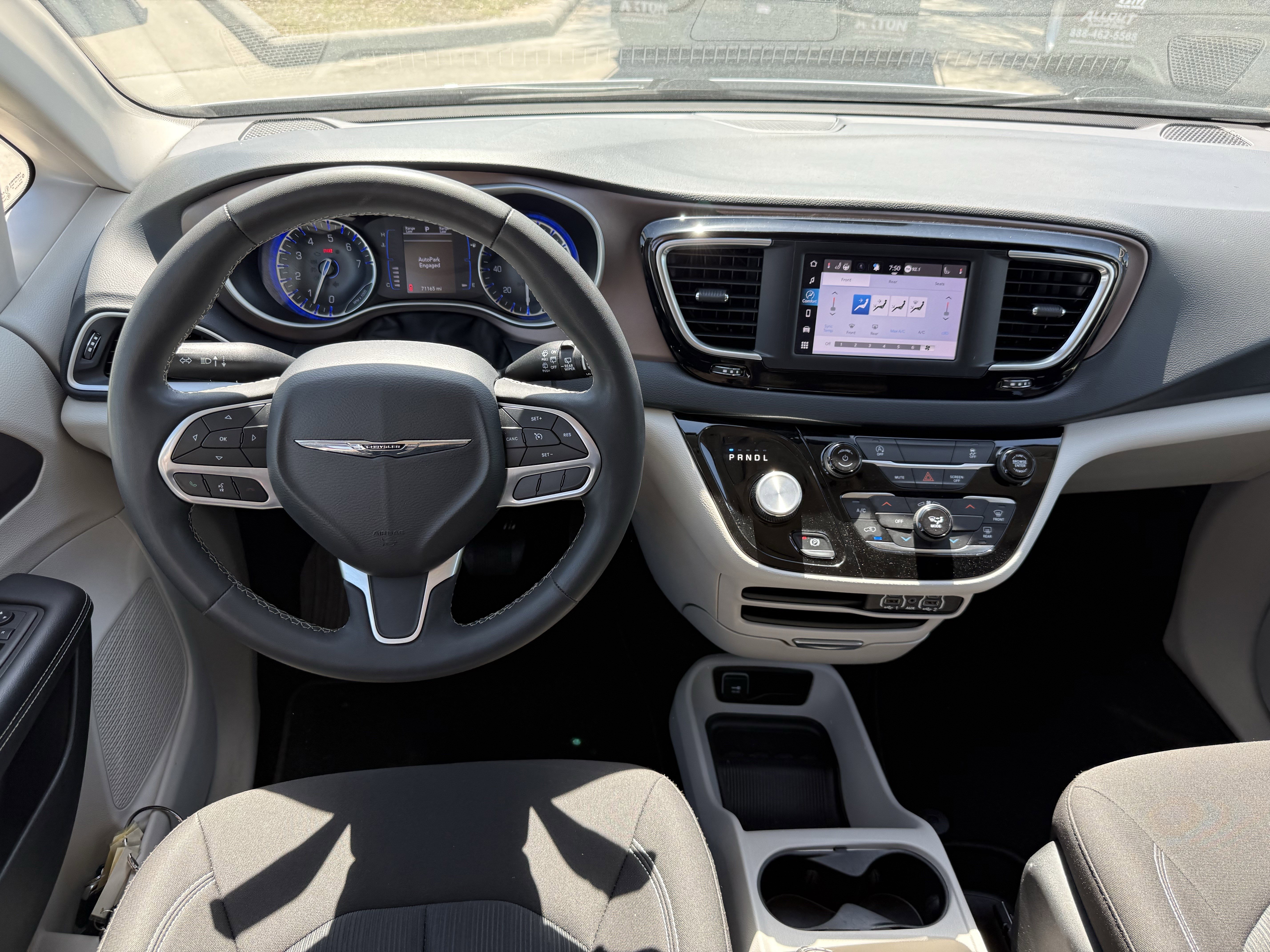 Used 2023 Chrysler Voyager LX image 14