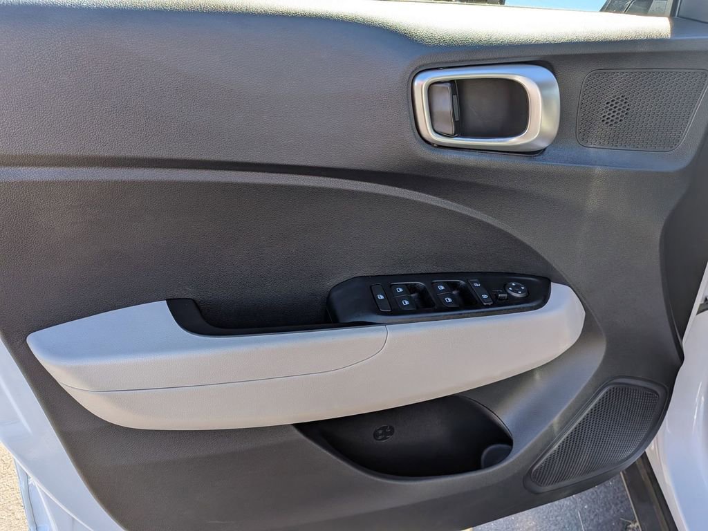 Used 2025 Hyundai Venue SEL image 11