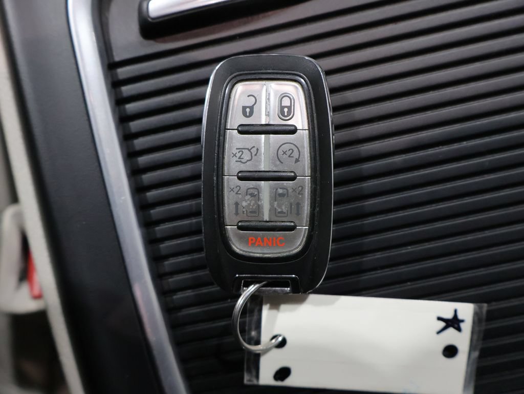 Used 2021 Chrysler Pacifica Touring-L FWD image 31