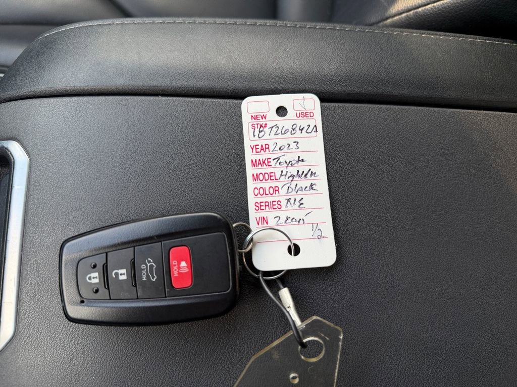 Used 2023 Toyota Highlander XLE image 29