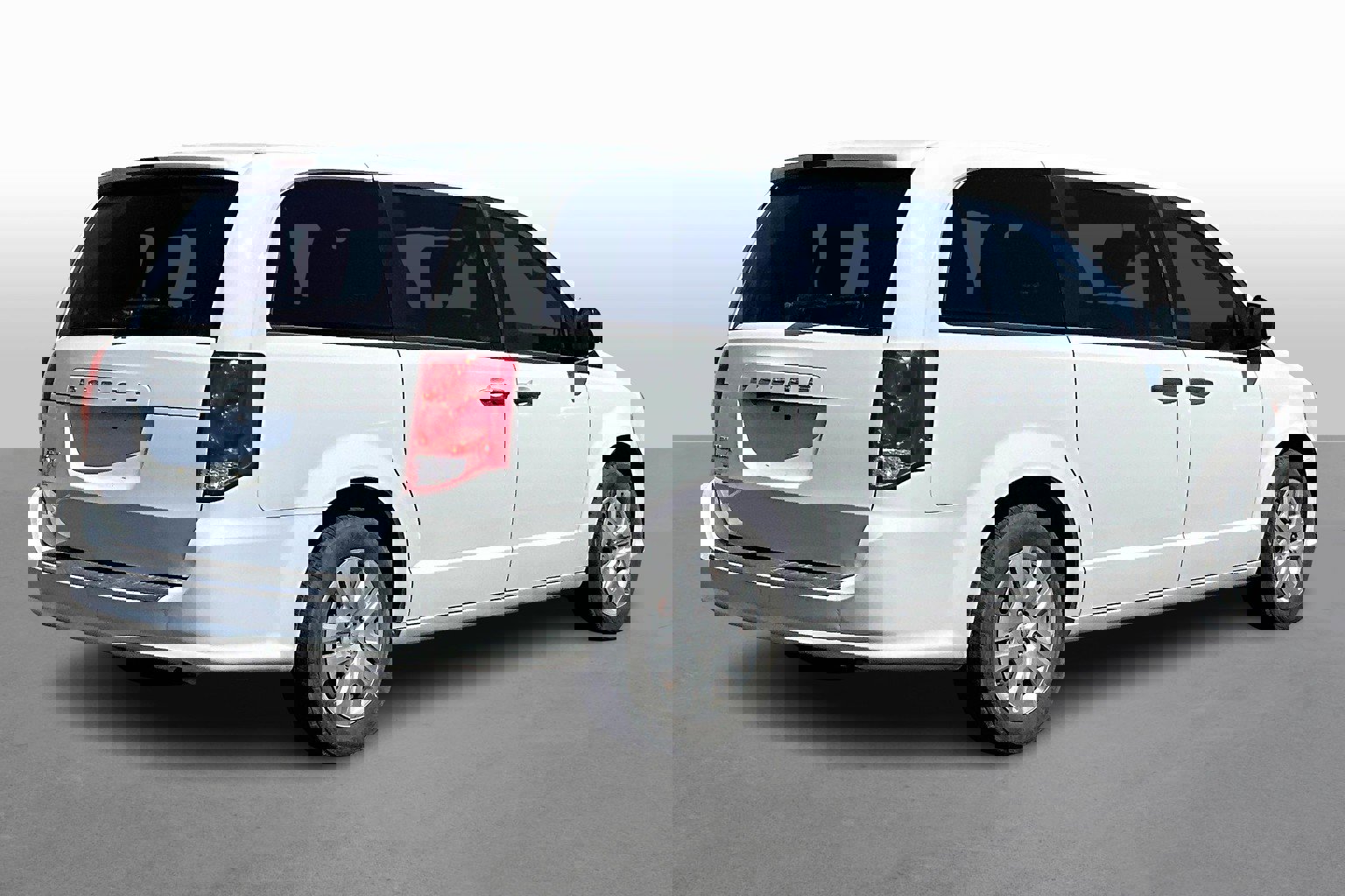 Used 2019 Dodge Grand Caravan SE w/ UConnect Hands-Free Group image 2