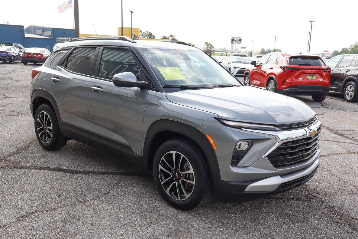 Used 2025 Chevrolet TrailBlazer LT FWD image 3
