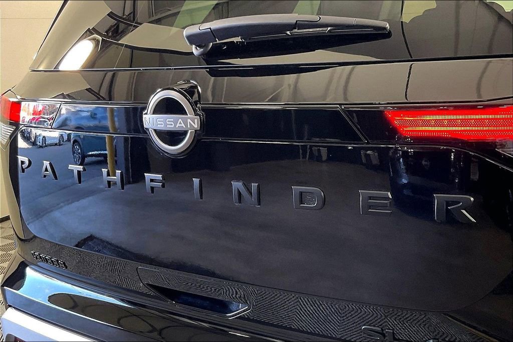 Used 2025 Nissan Pathfinder SL w/ Black Appearance Package image 43