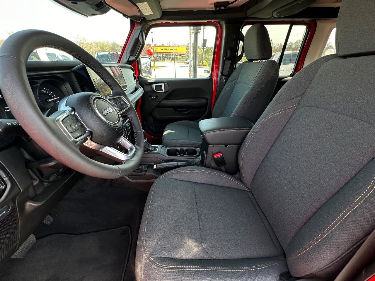 Used 2025 Jeep Wrangler Sahara image 11