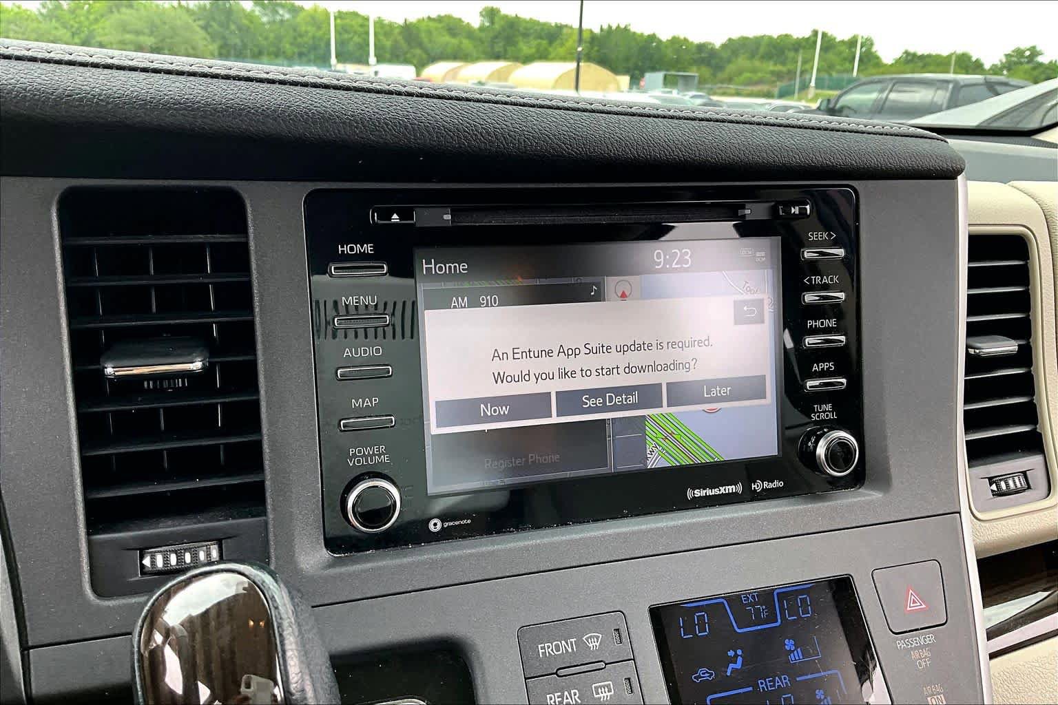 Used 2020 Toyota Sienna XLE Premium FWD image 31