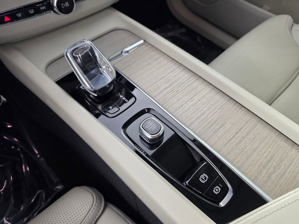 Used 2022 Volvo XC60 B5 Inscription w/ Protection Package Premier image 24