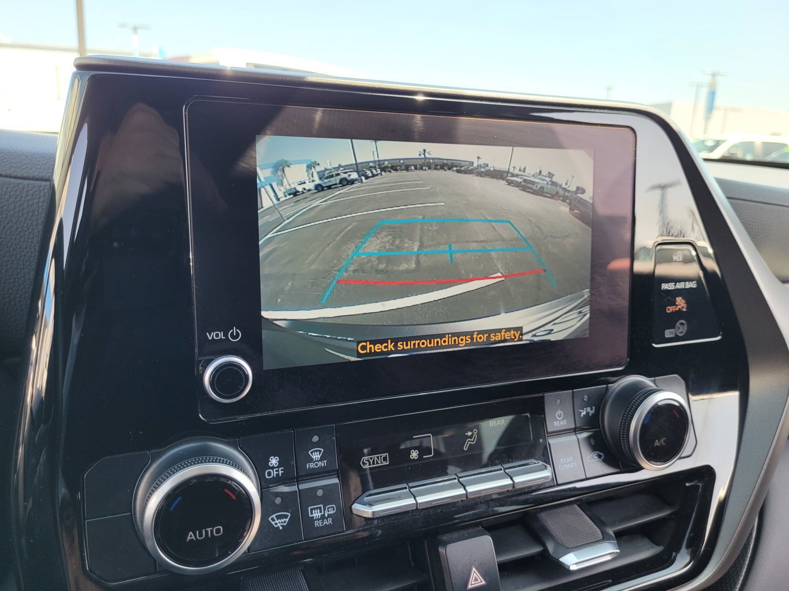 Used 2024 Toyota Highlander LE AWD/4WD image 19