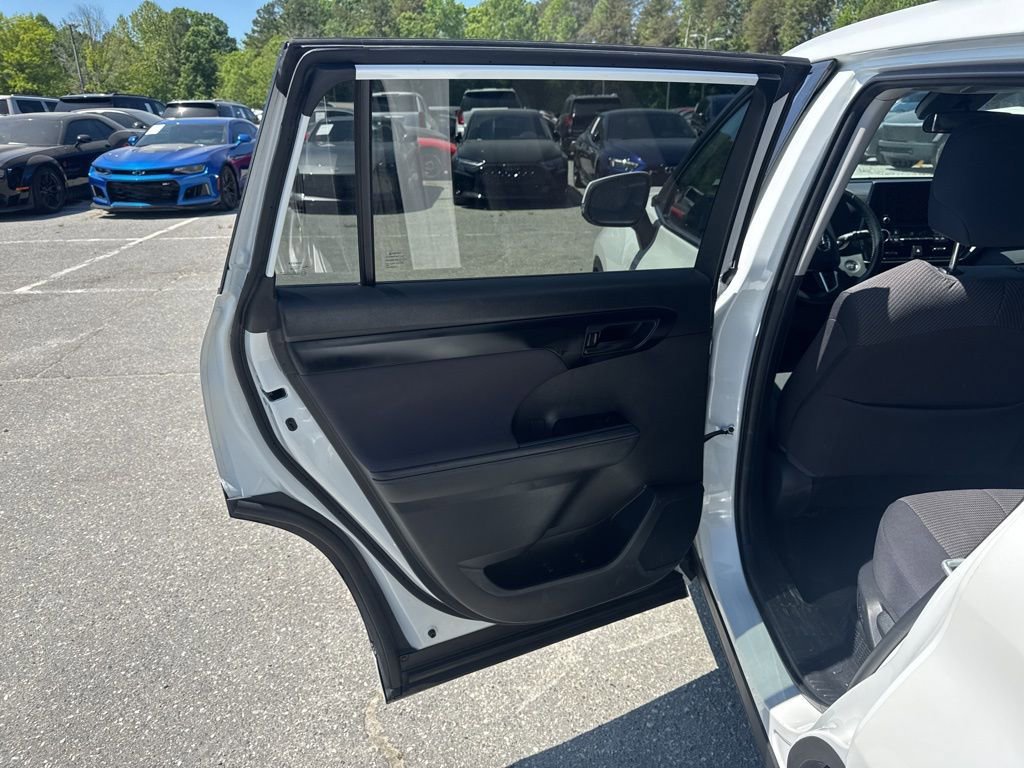 Used 2023 Toyota Highlander LE image 26