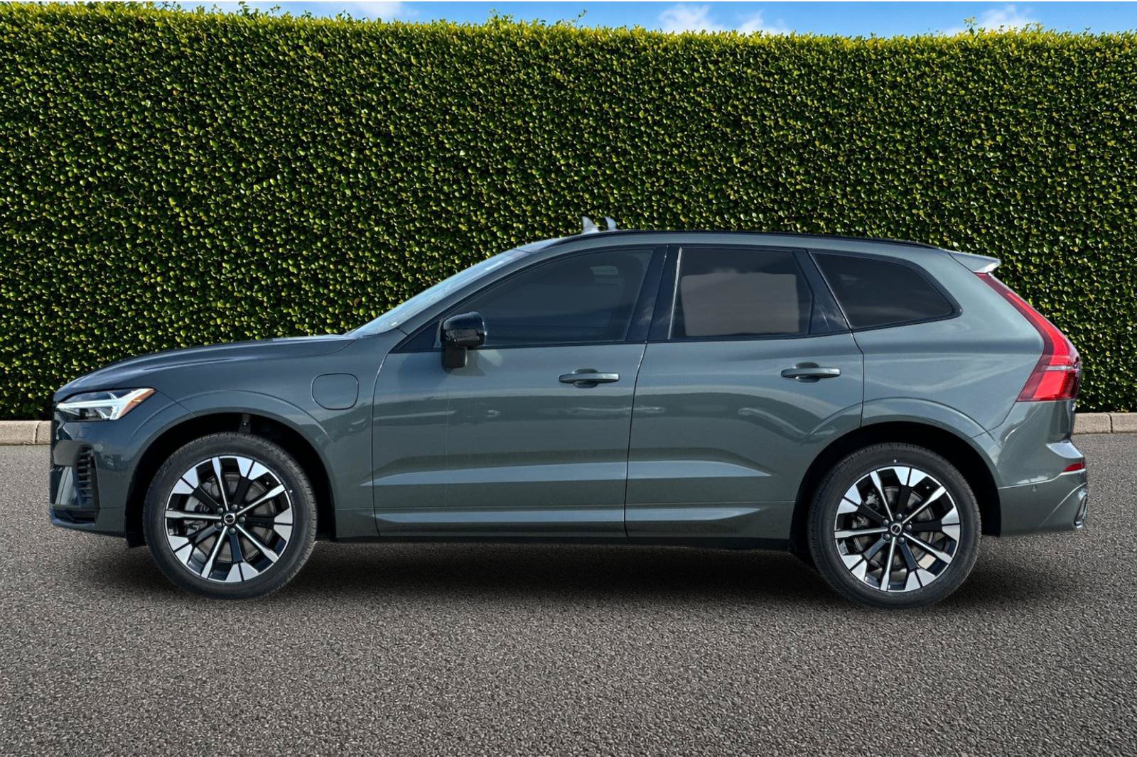 New 2026 Volvo XC60 T8 Plus w/ Climate Package PRO AWD/4WD image 3