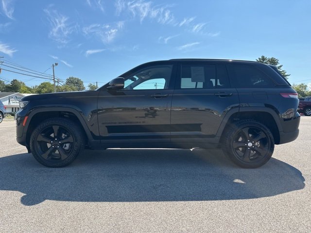 Used 2023 Jeep Grand Cherokee Limited w/ Black Appearance Package image 12
