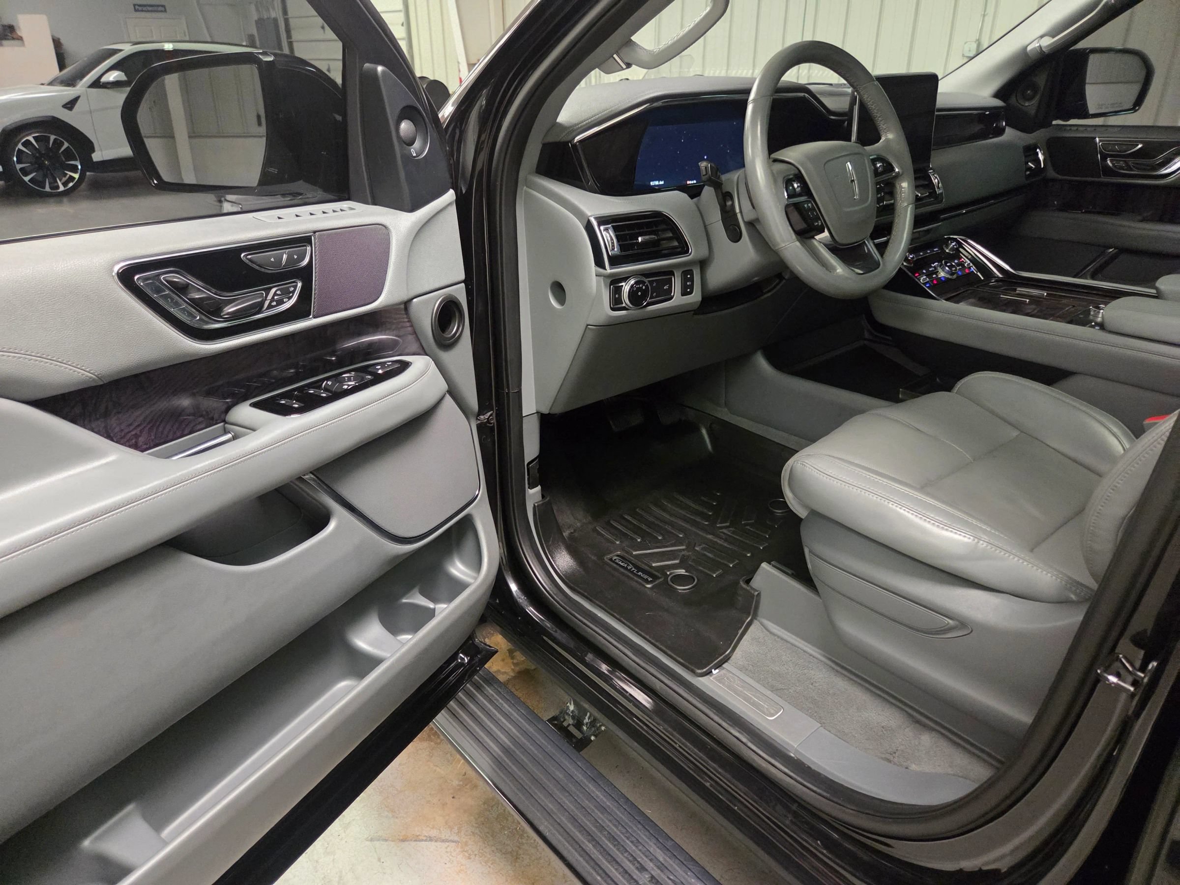 Used 2021 Lincoln Navigator L Reserve RWD image 15