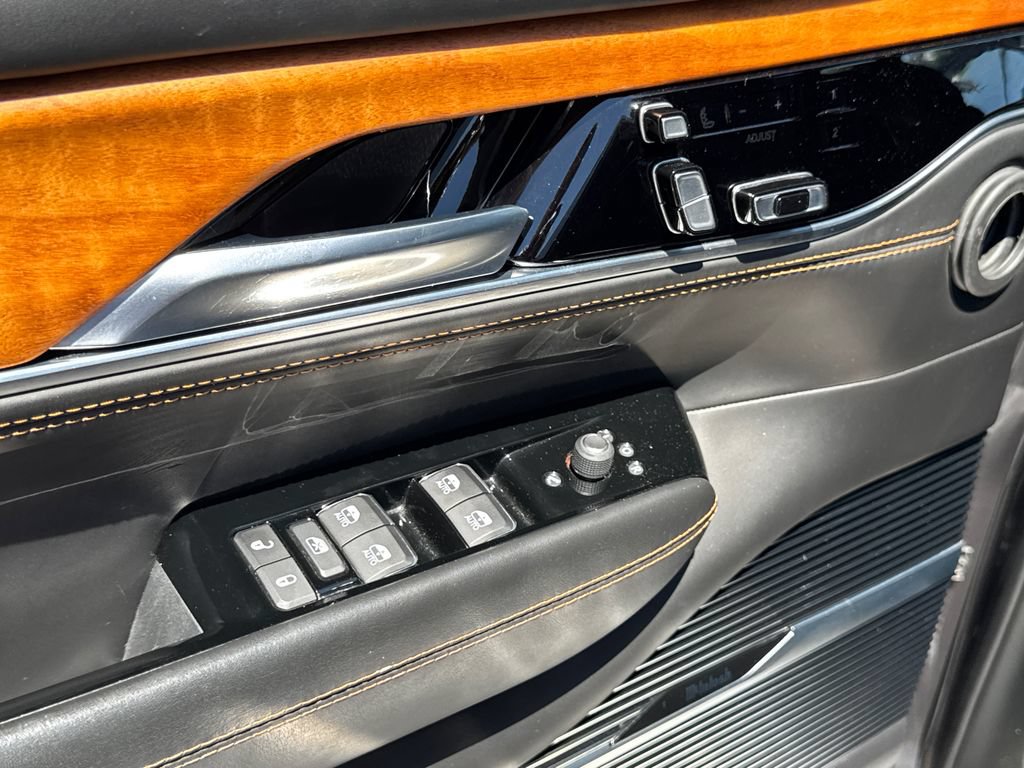 Used 2022 Jeep Grand Wagoneer Series III AWD/4WD image 30