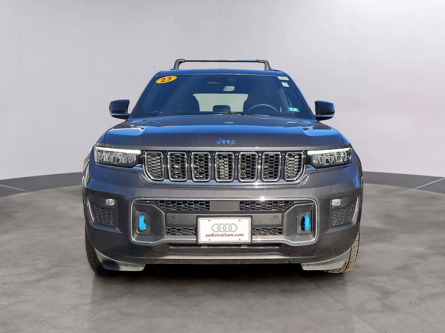 Used 2023 Jeep Grand Cherokee Overland image 2