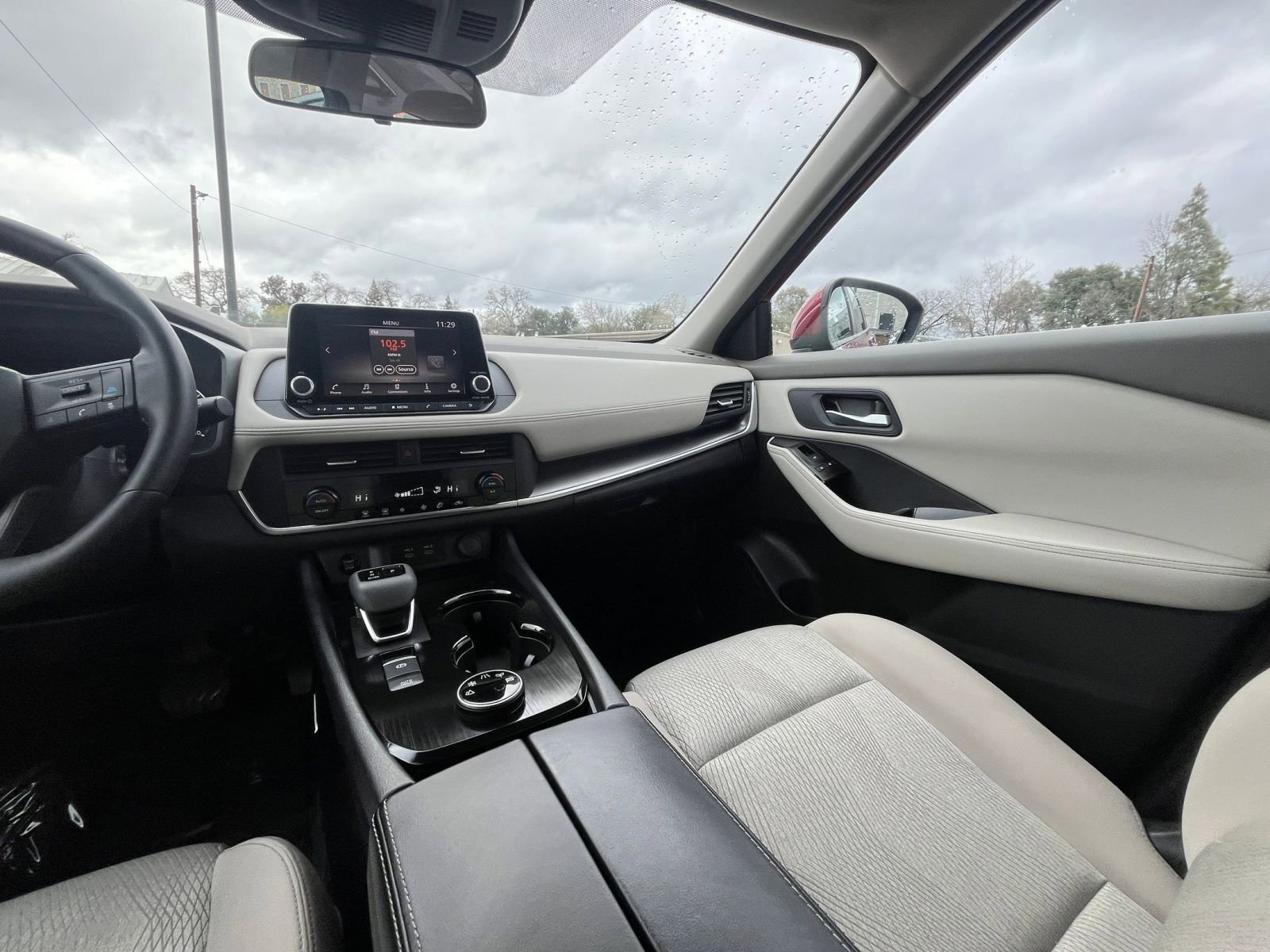 Used 2025 Nissan Rogue SV image 37