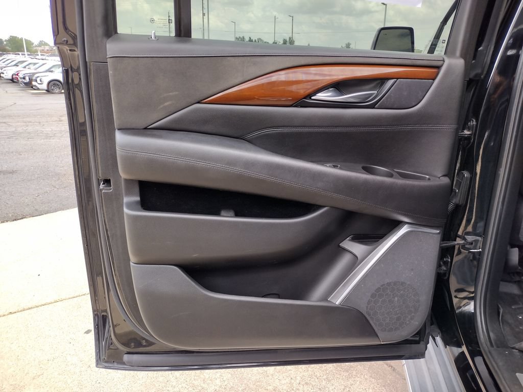 Used 2019 Cadillac Escalade ESV Luxury AWD/4WD image 23
