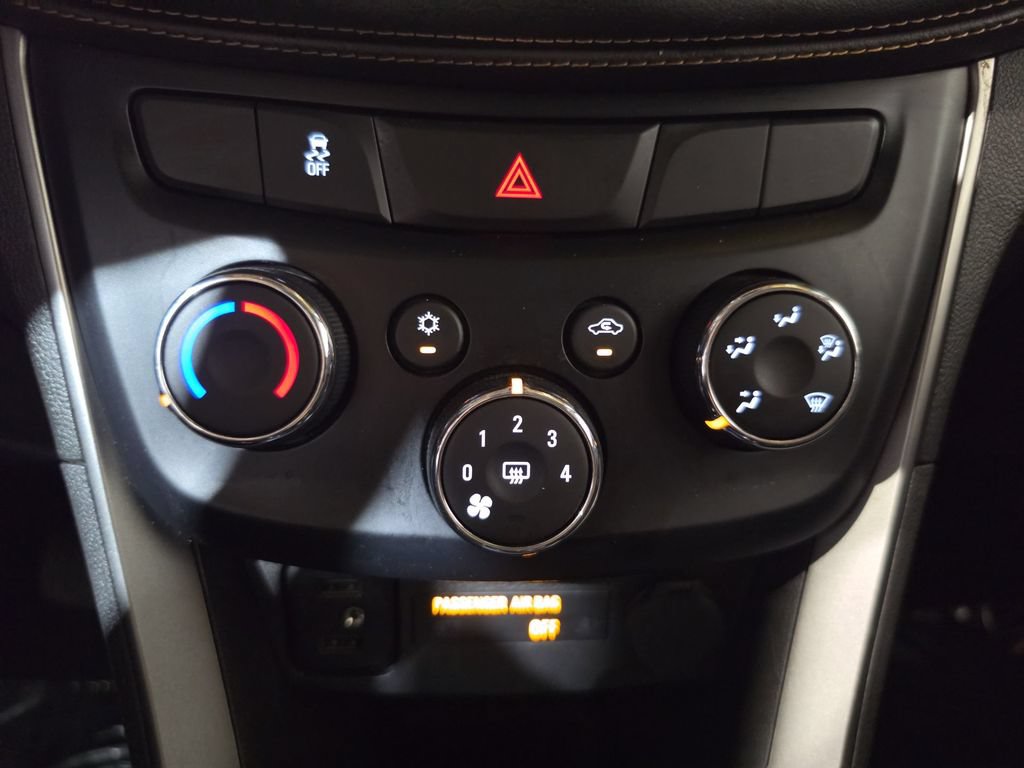 Used 2020 Chevrolet Trax LT w/ LT Convenience Package AWD/4WD image 16